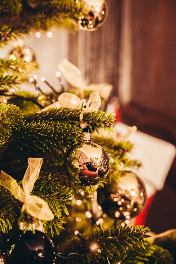 Kerstboom versierd met glanzende ornamenten